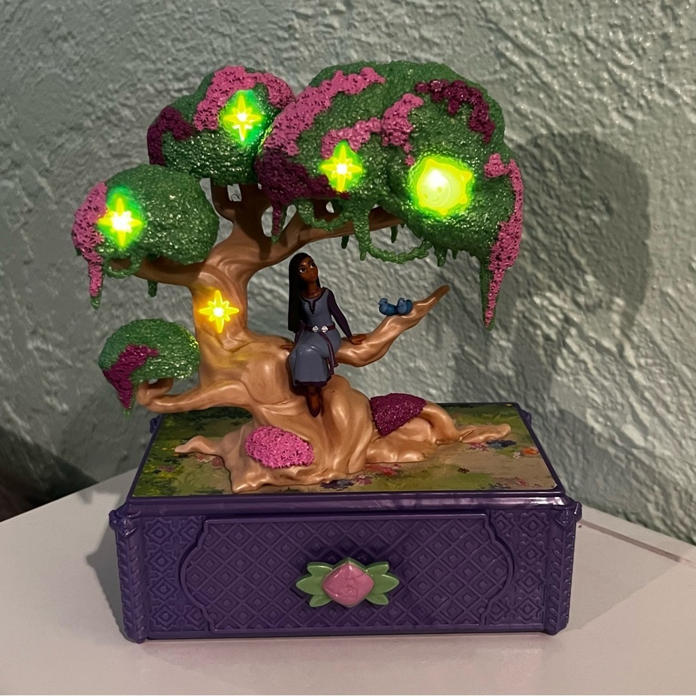 Disney WISH Movie Asha’s Musical Wishing Keepsake Jewelry Box - Picture 6 of 6